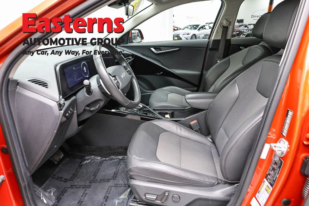 Used 2023 Red Kia Wind image 14