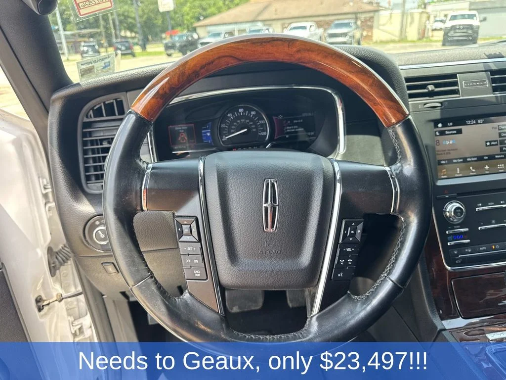 Used 2017 White Lincoln Select image 47