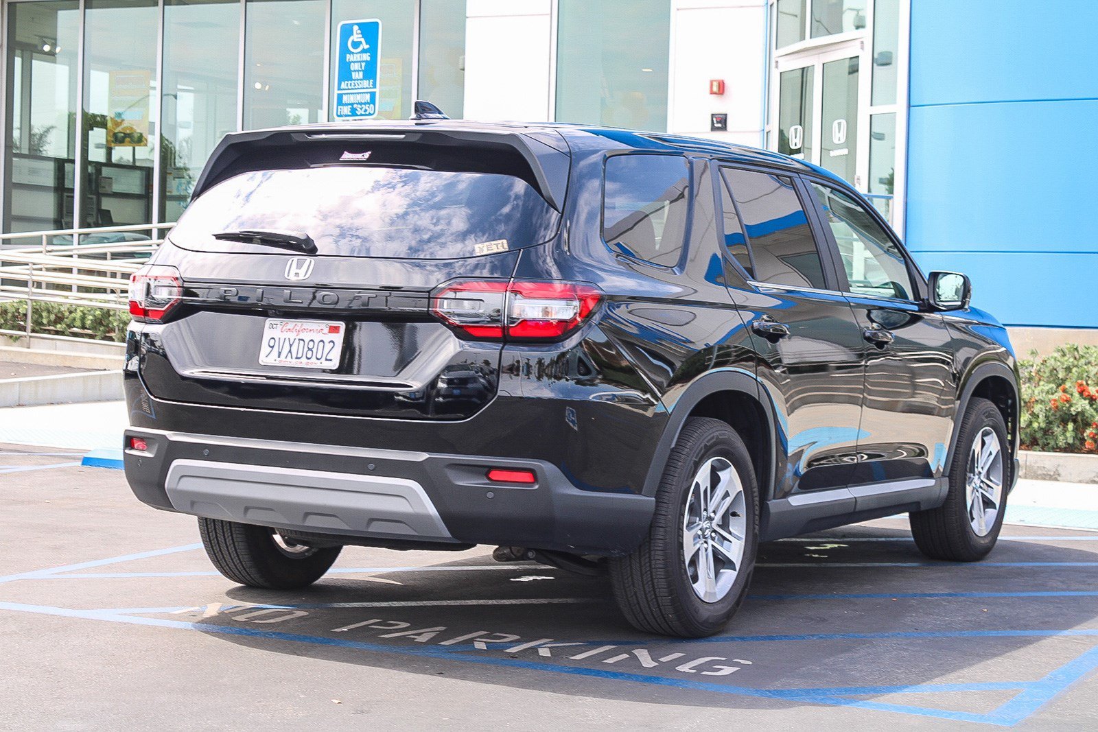 Certified Used 2025 Crystal Black Pearl Honda 2WD EX-L image 6