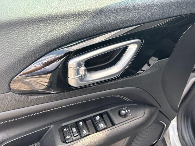 Used 2023 Silver Jeep Latitude image 21
