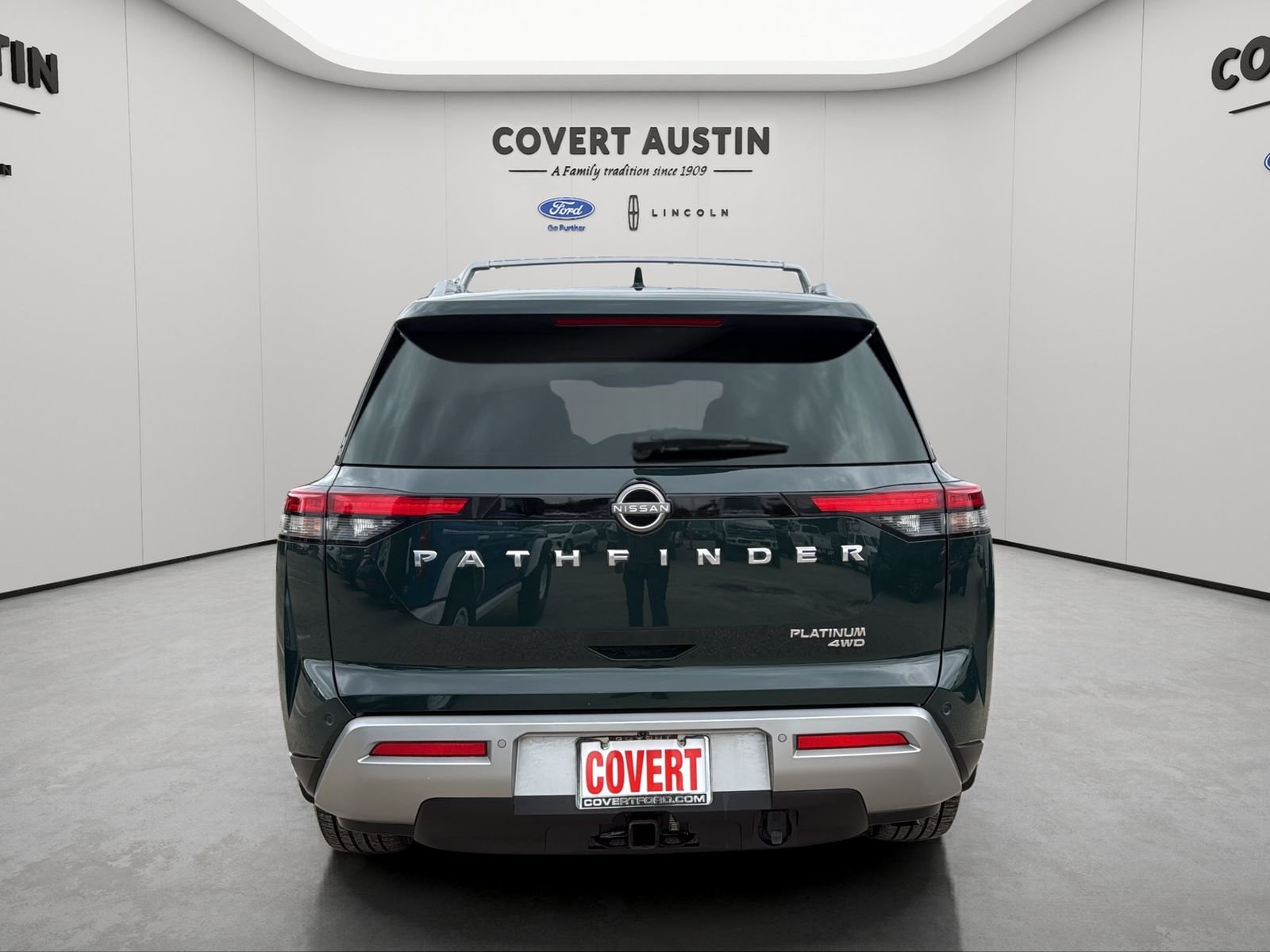 Used 2022 Black Nissan Platinum image 4