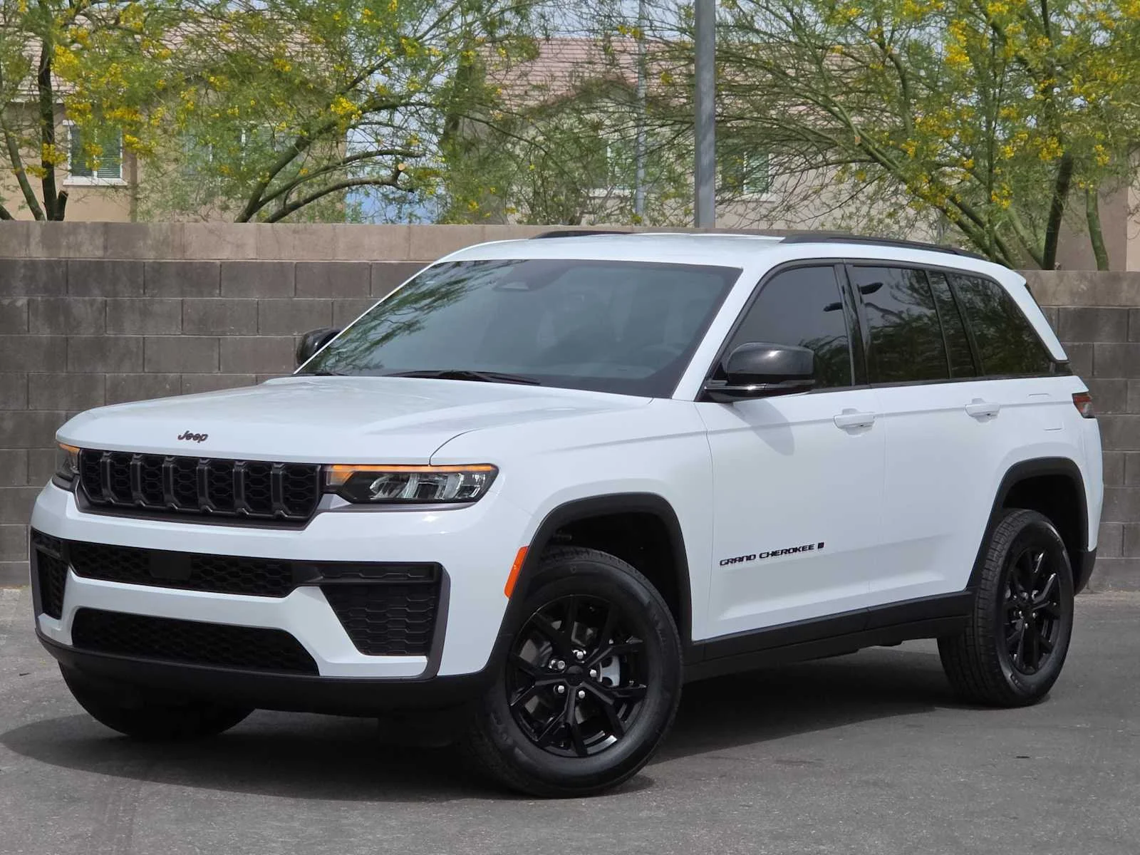 New 2026 Bright White Clear-Coat Exterior Paint Jeep Laredo Altitude image 31