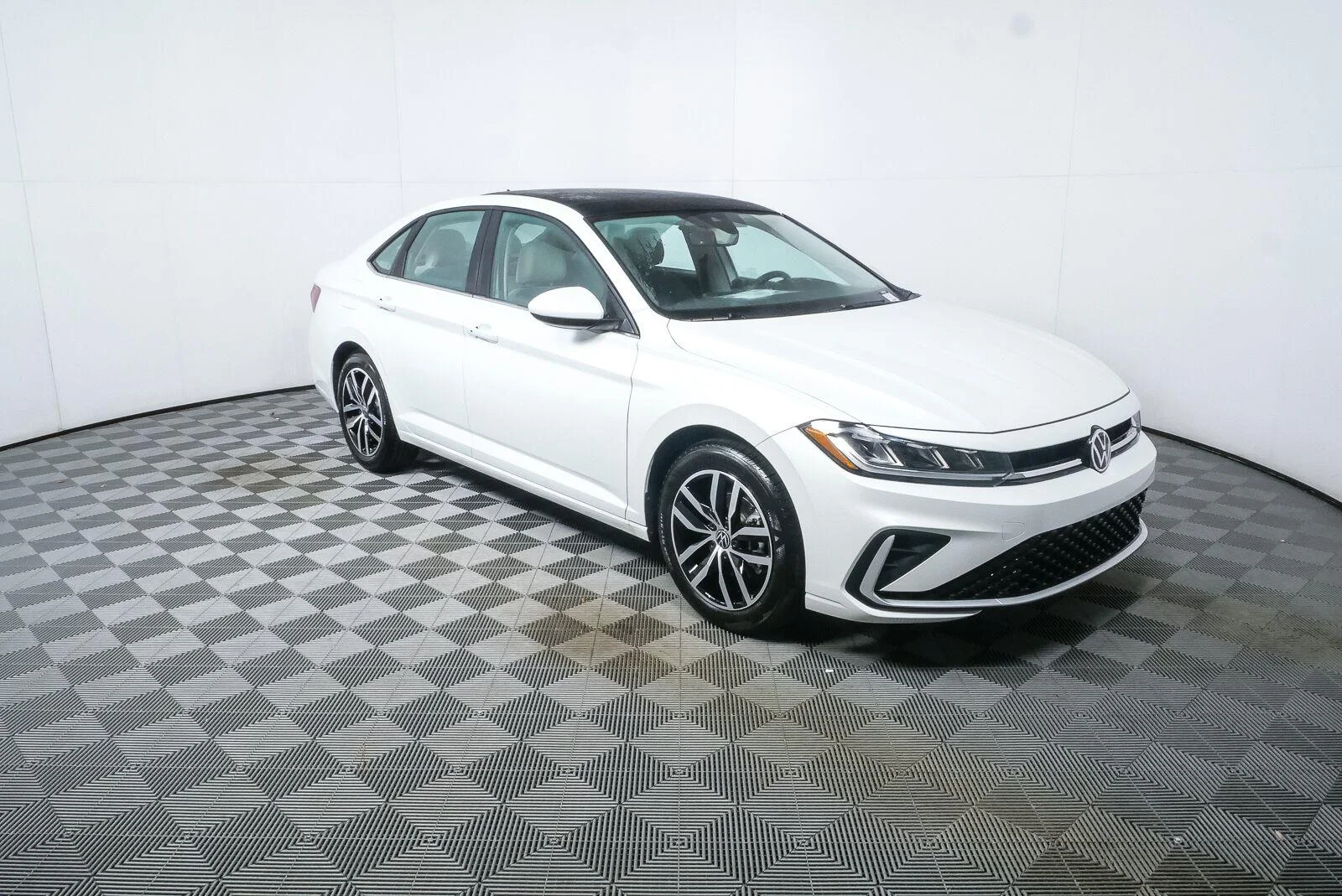 New 2027 Opal White Pearl Volkswagen SE image 5
