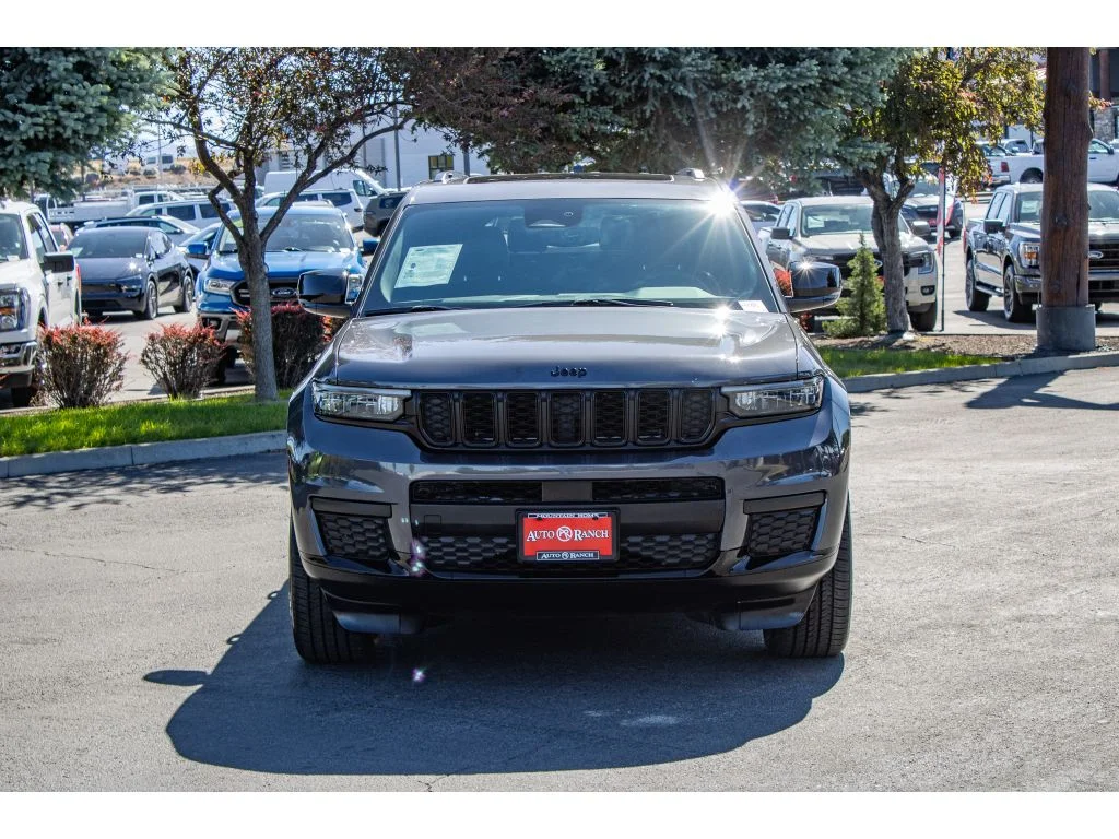 Used 2023 Baltic Gray Metallic Clearcoat Jeep Altitude image 3