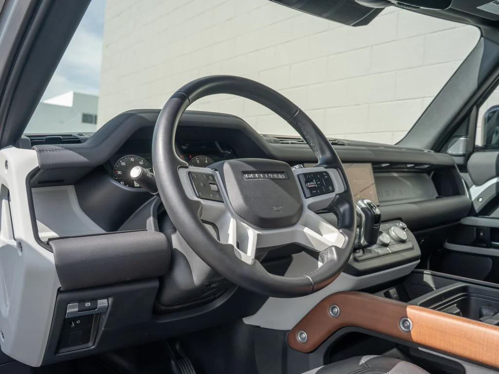 Used 2024  Land Rover SE image 4