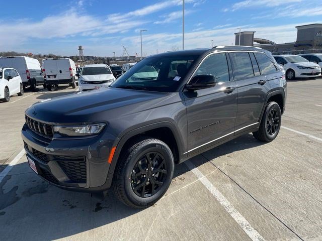 2026 Jeep Grand Cherokee Laredo Altitude