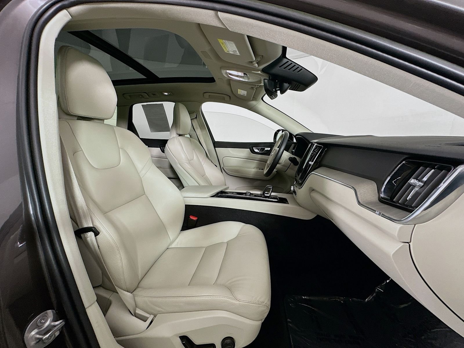 Used 2023  Volvo T8 Plus Dark Theme image 28