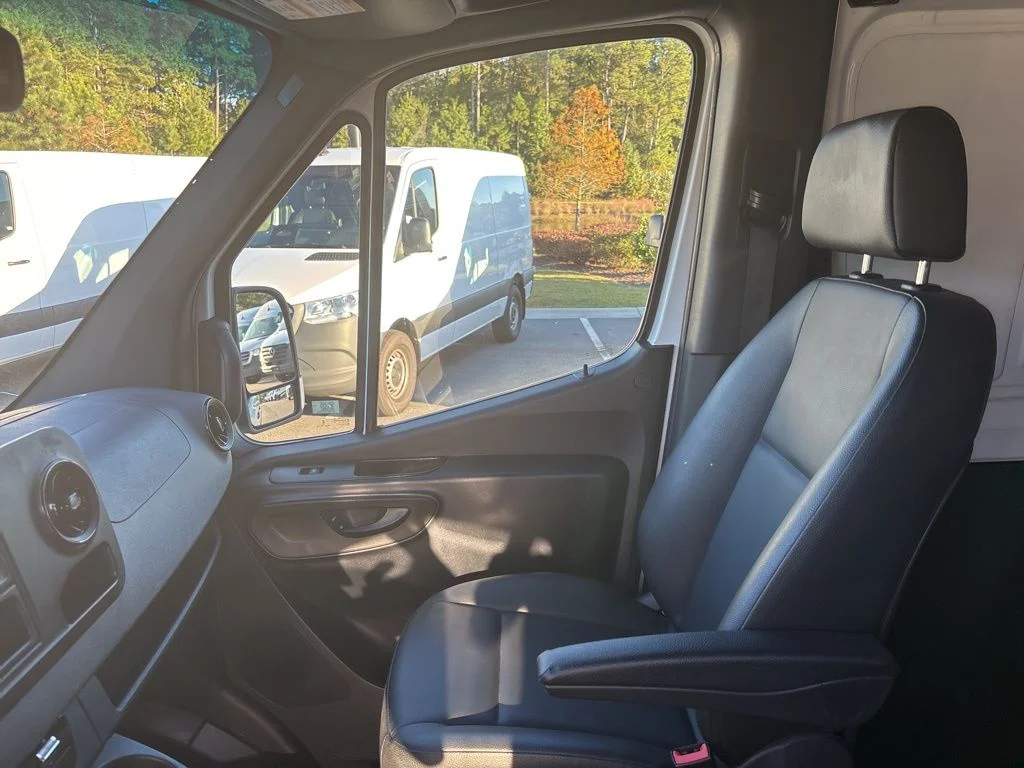 Used 2025 Arctic White Mercedes-Benz Cargo 170 WB image 36