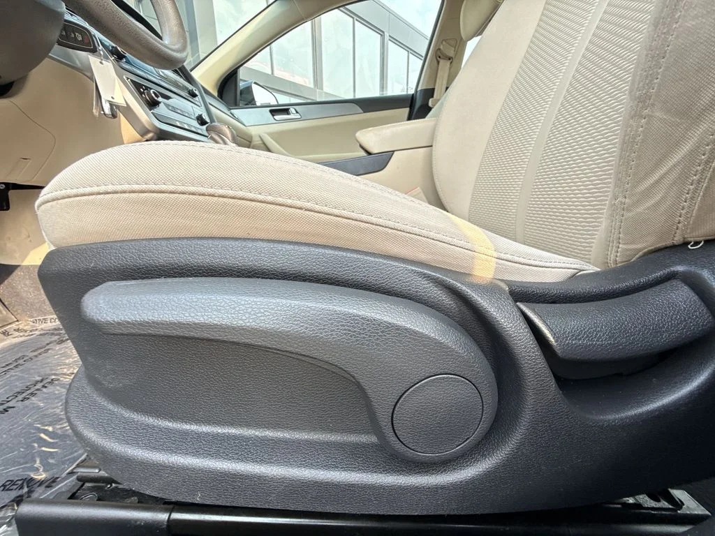 Used 2017 Black Hyundai SE image 12