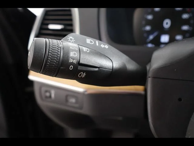 Used 2021 Black Volvo T6 Momentum image 28