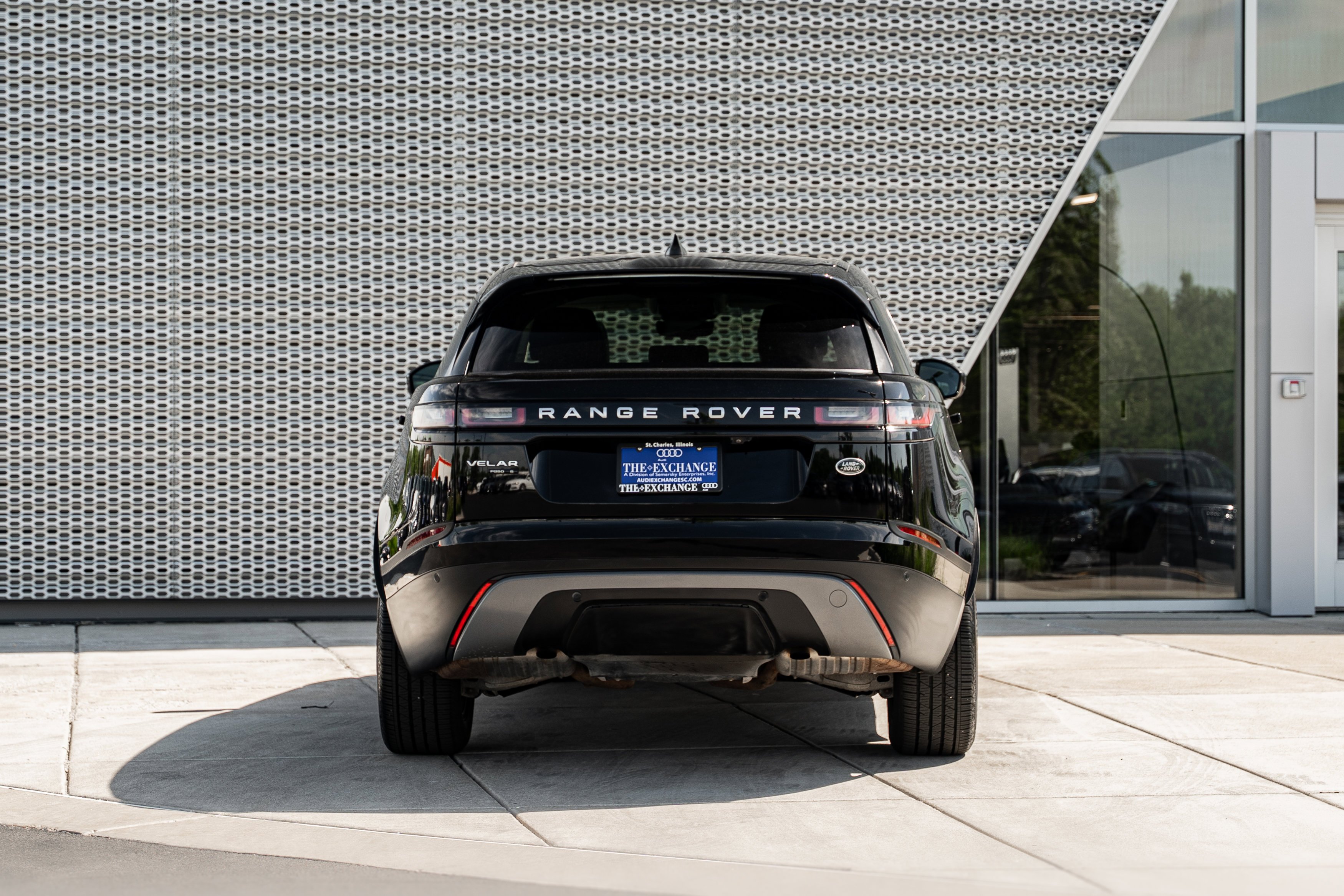 Used 2020 Santorini Black Metallic Land Rover S image 28