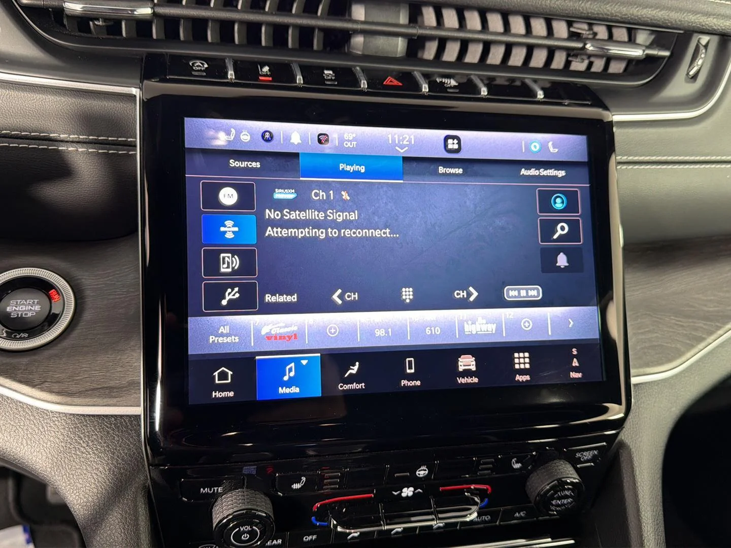 Used 2024 Diamond Black Crystal Pearlcoat Jeep Limited image 29