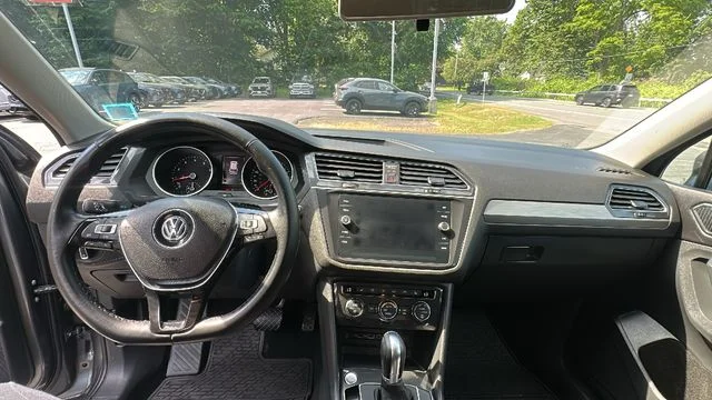 Used 2018 Gray Volkswagen 2.0T SE image 9