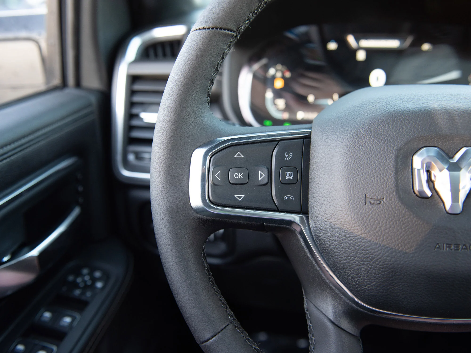 New 2026 White RAM Laramie* 4x4, Sunroof, Dual Wireless Charging Pad, Remote Start image 14