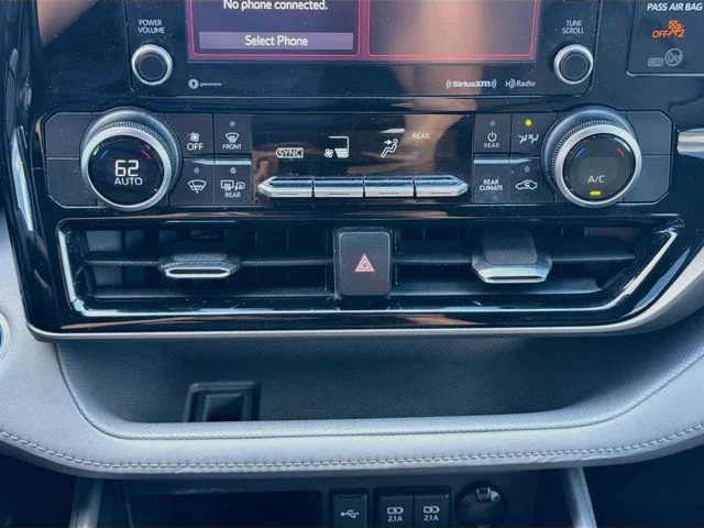 Used 2020 White Toyota LE image 16