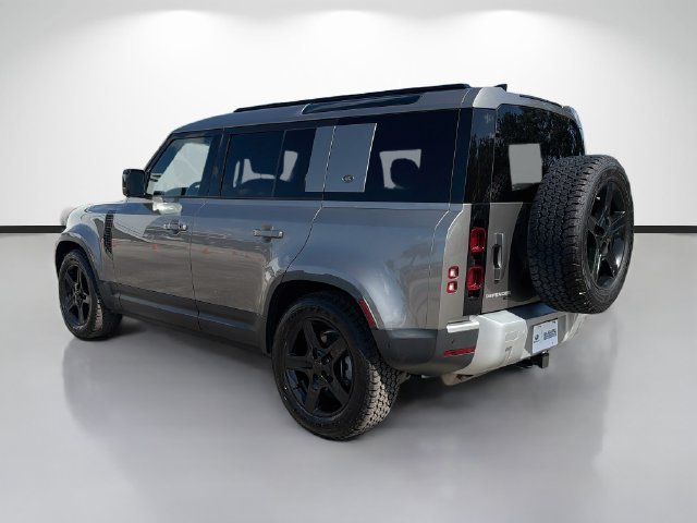 Used 2023  Land Rover SE image 5