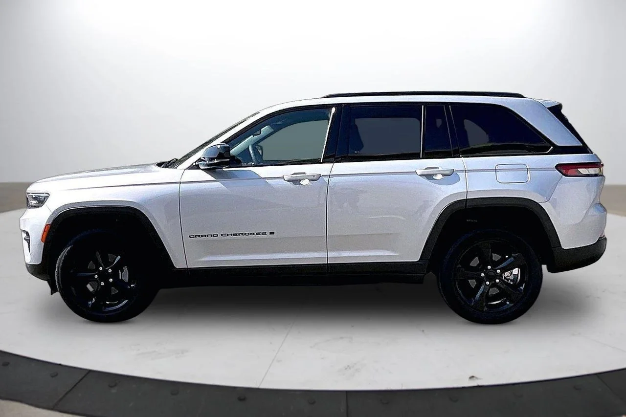 Certified Used 2023 Silver Jeep Altitude X image 5