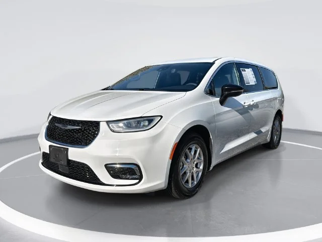 Used 2025 White Chrysler Select image 1