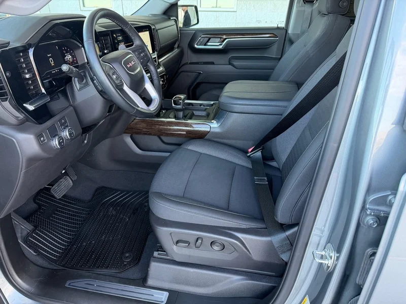 Used 2025 Sterling Metallic GMC Elevation image 15