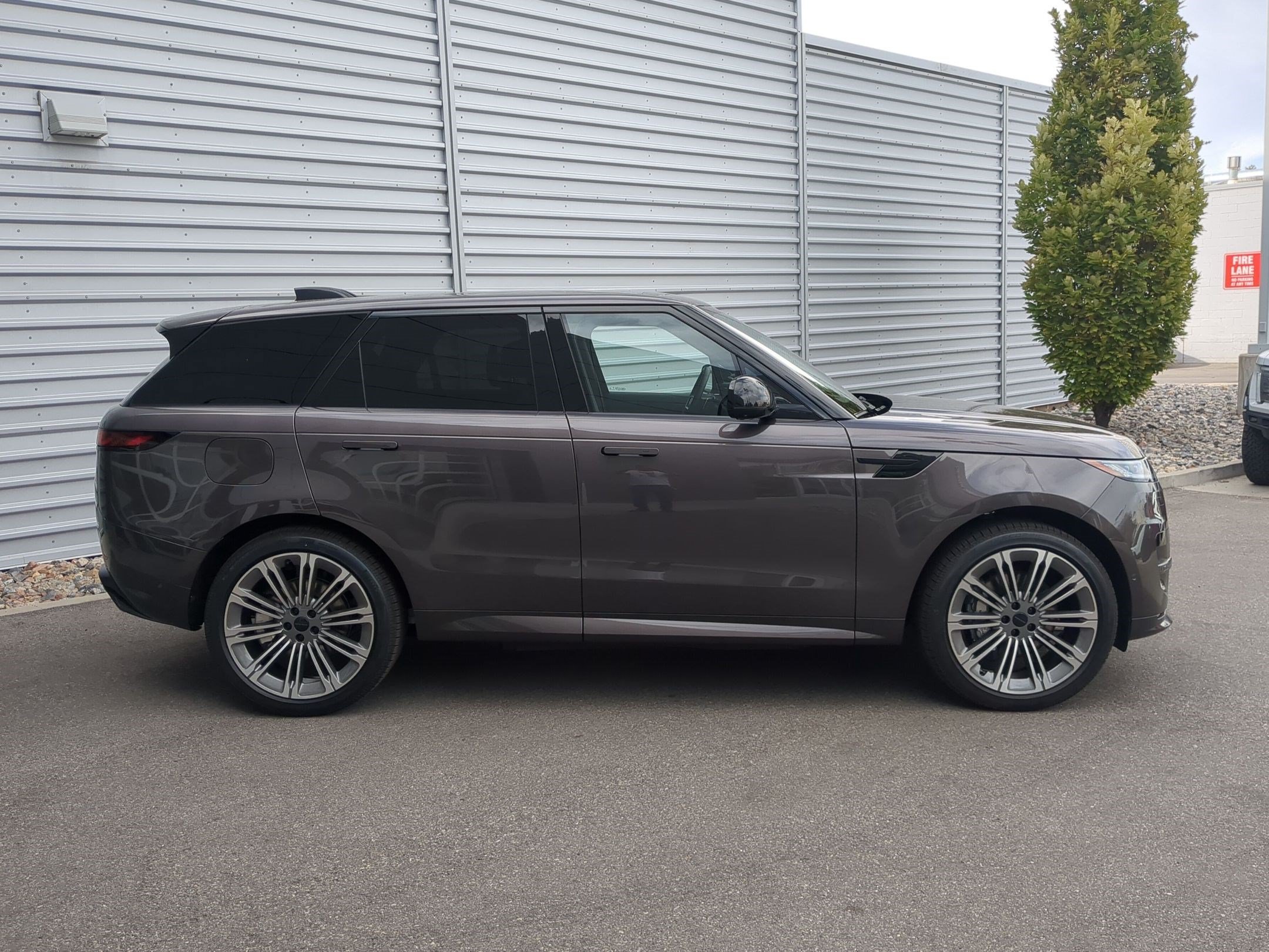 New 2026 Charente Grey Land Rover P460e Dynamic SE image 4