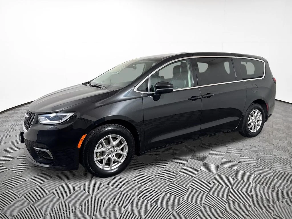 Used 2023 Brilliant Black Crystal Pearlcoat Chrysler Touring L image 2