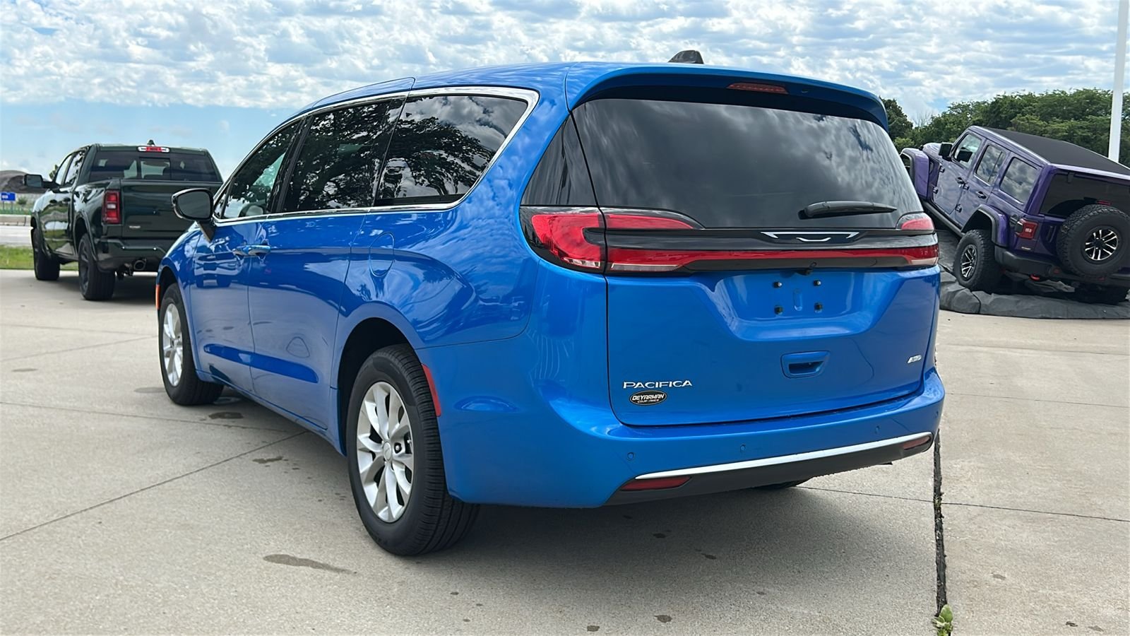 New 2027 Hydro Blue Pearl-Coat Exterior Paint Chrysler Select image 6