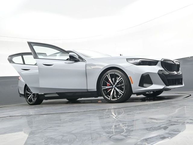 Used 2026 Gray BMW 550e xDrive image 43