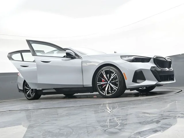 Used 2026 Gray BMW 550e xDrive image 43