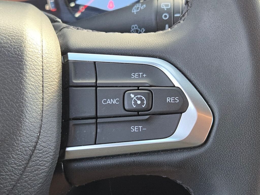 Used 2024  Jeep Latitude image 28