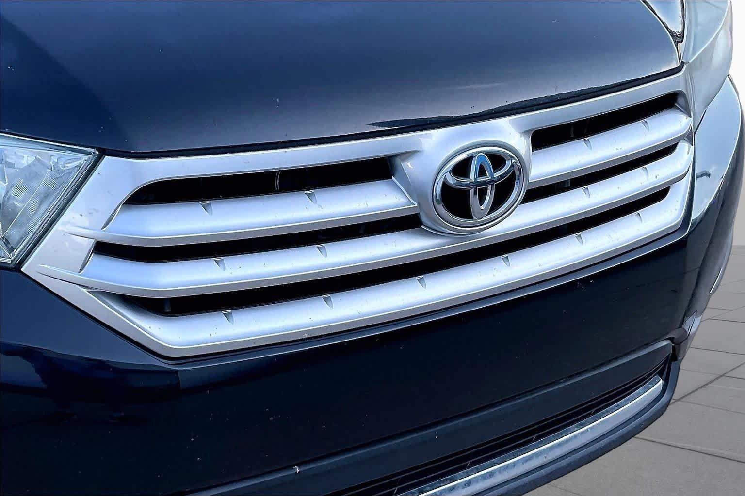 Used 2012 Black Toyota Limited image 27