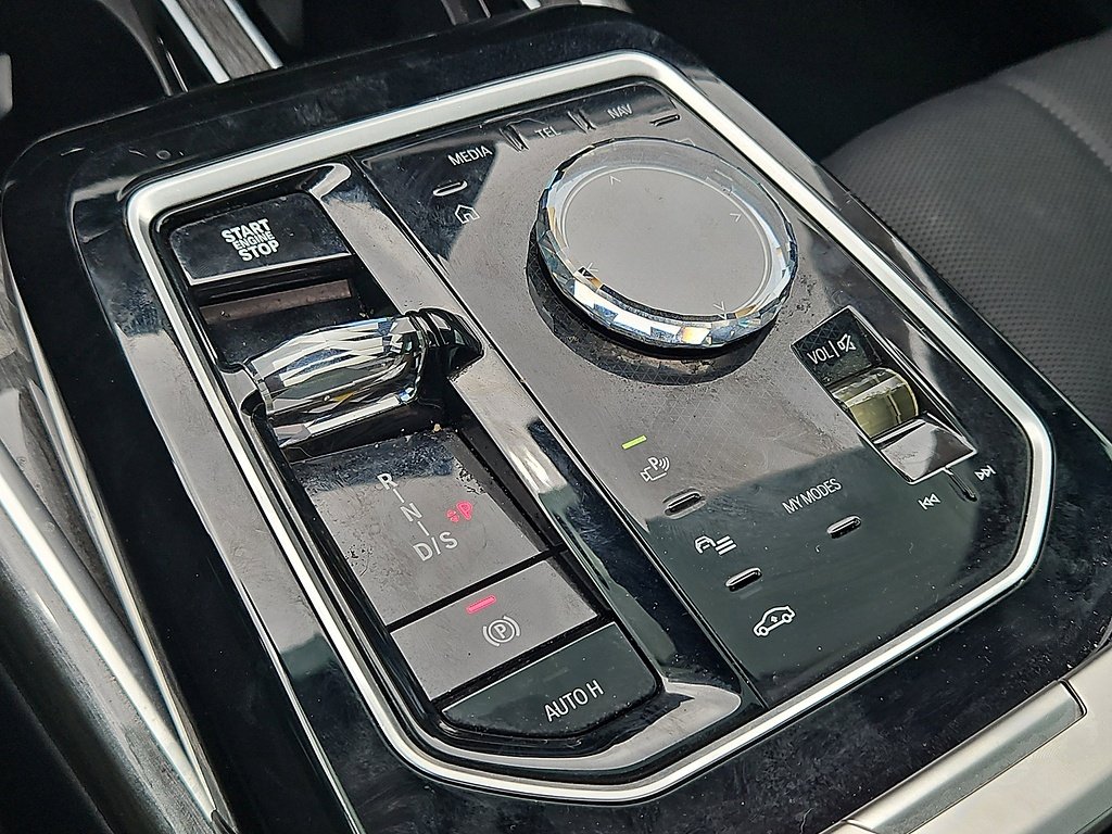 Used 2025  BMW 740i image 25