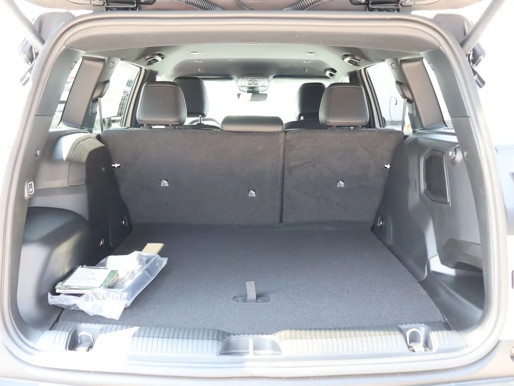 New 2026 Bright White Clear-Coat Exterior Paint Jeep Laredo image 13