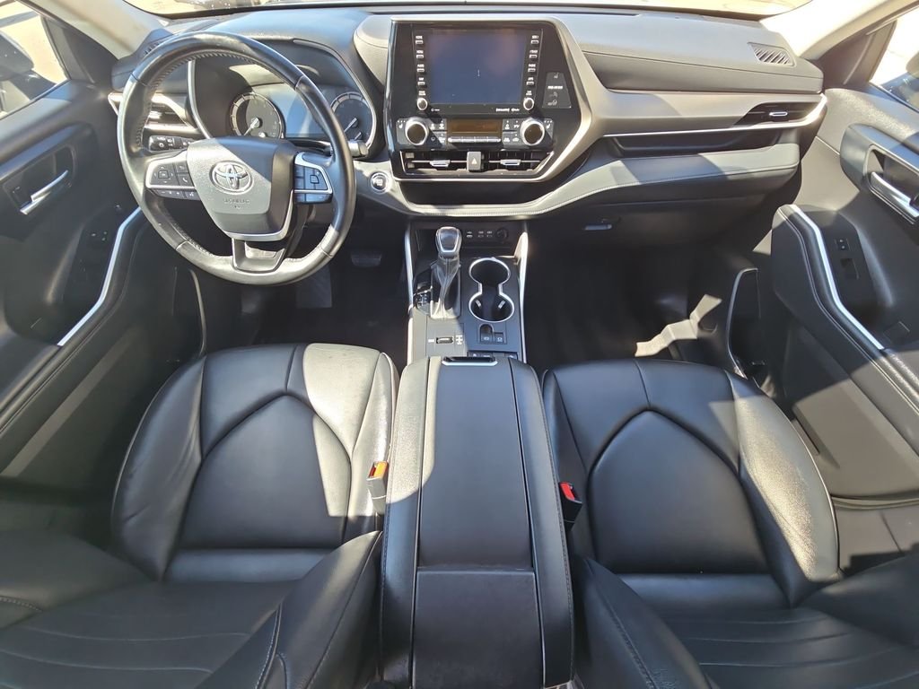 Used 2022 Silver Toyota XLE image 32
