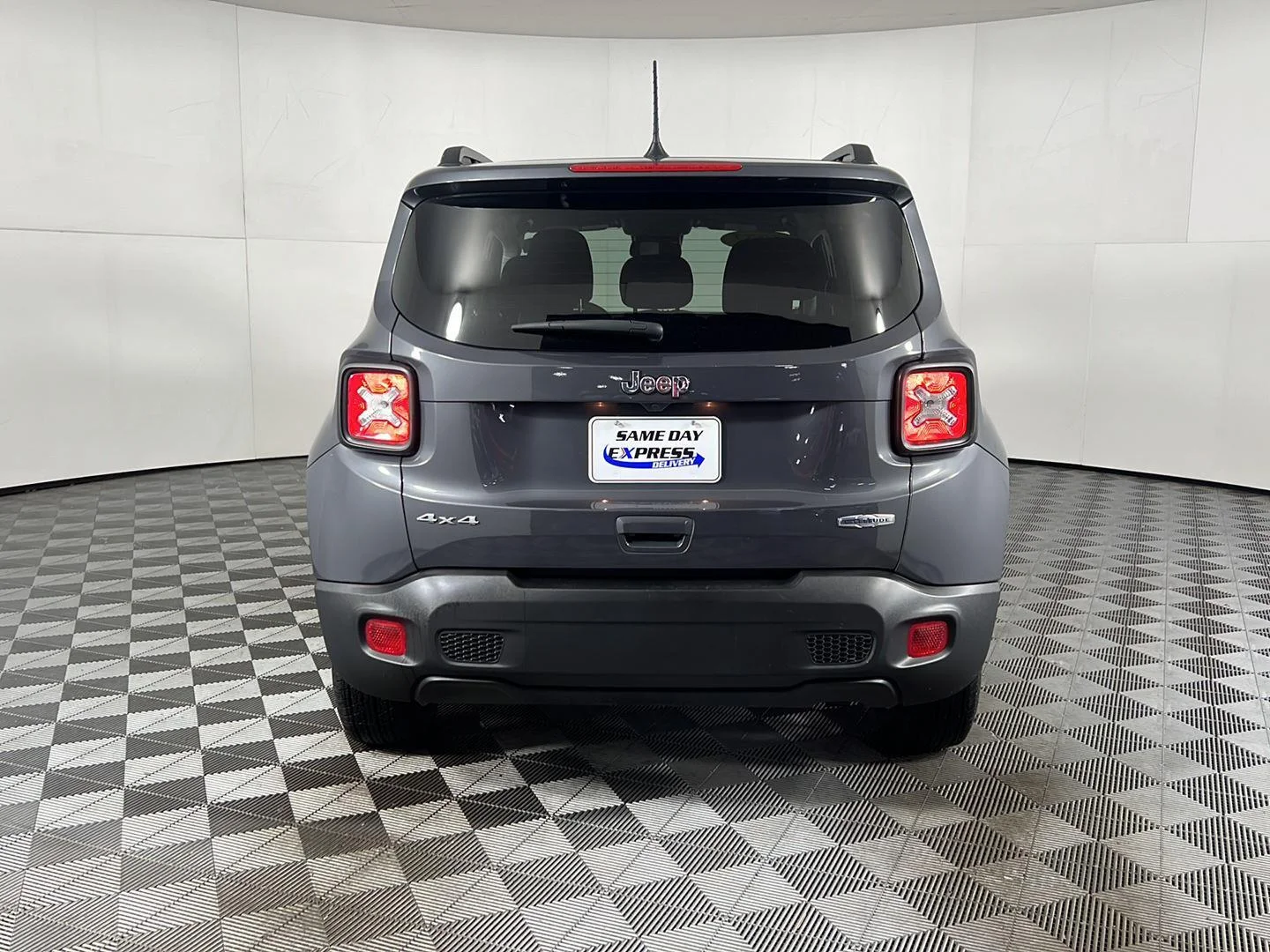 Used 2022 Graphite Gray Jeep Latitude image 8