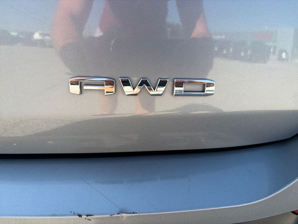 Used 2024 Silver GMC SLE image 34