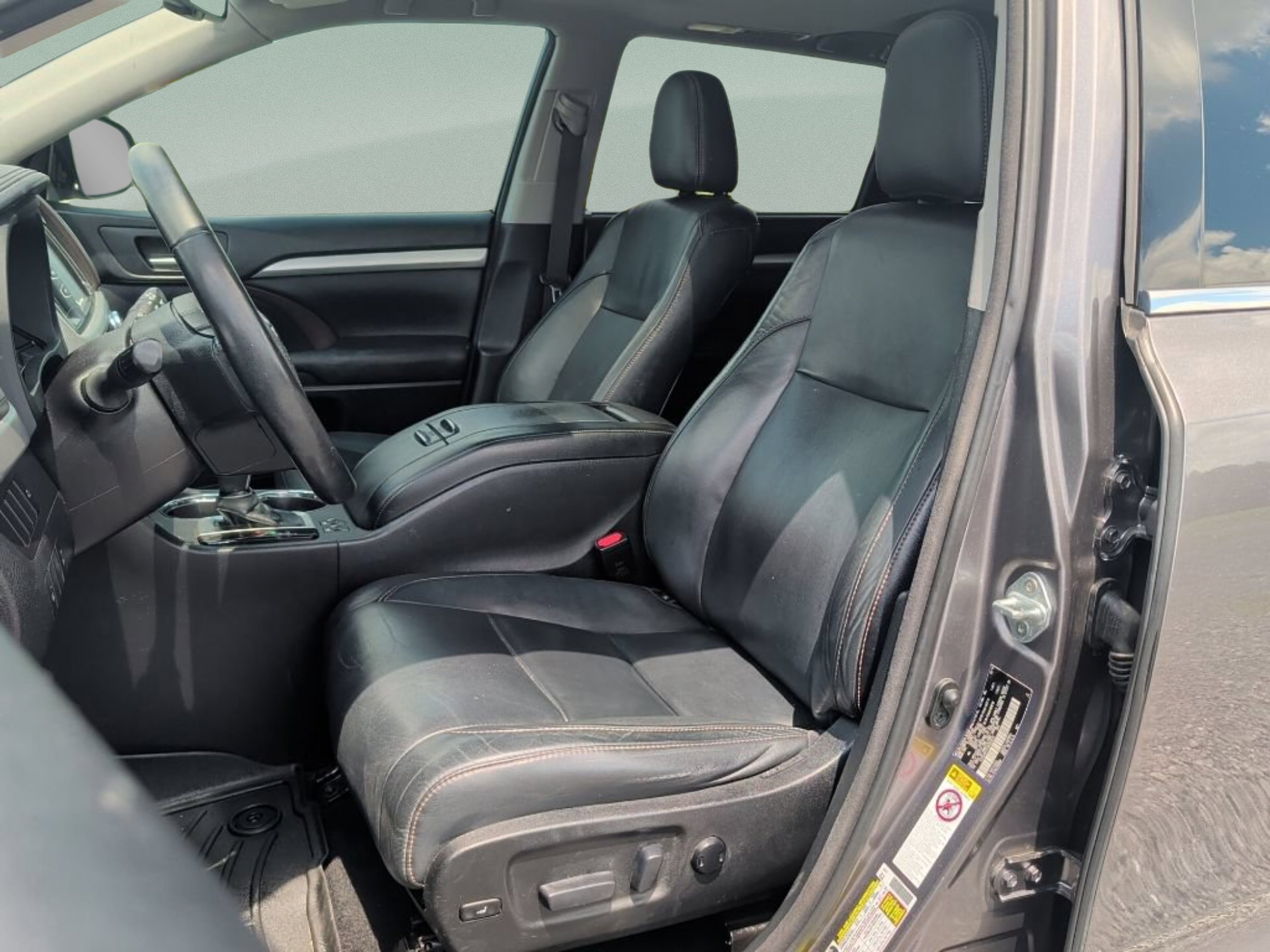 Used 2016 Predawn Gray Mica Toyota XLE image 14