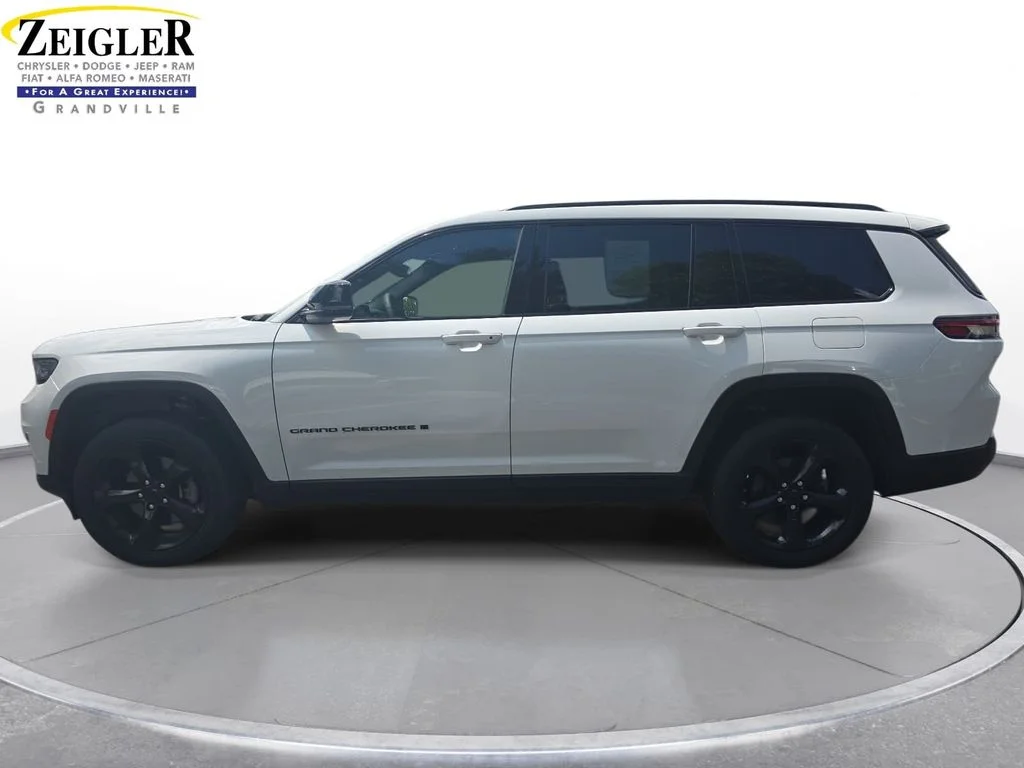 Used 2023 White Jeep Altitude image 8