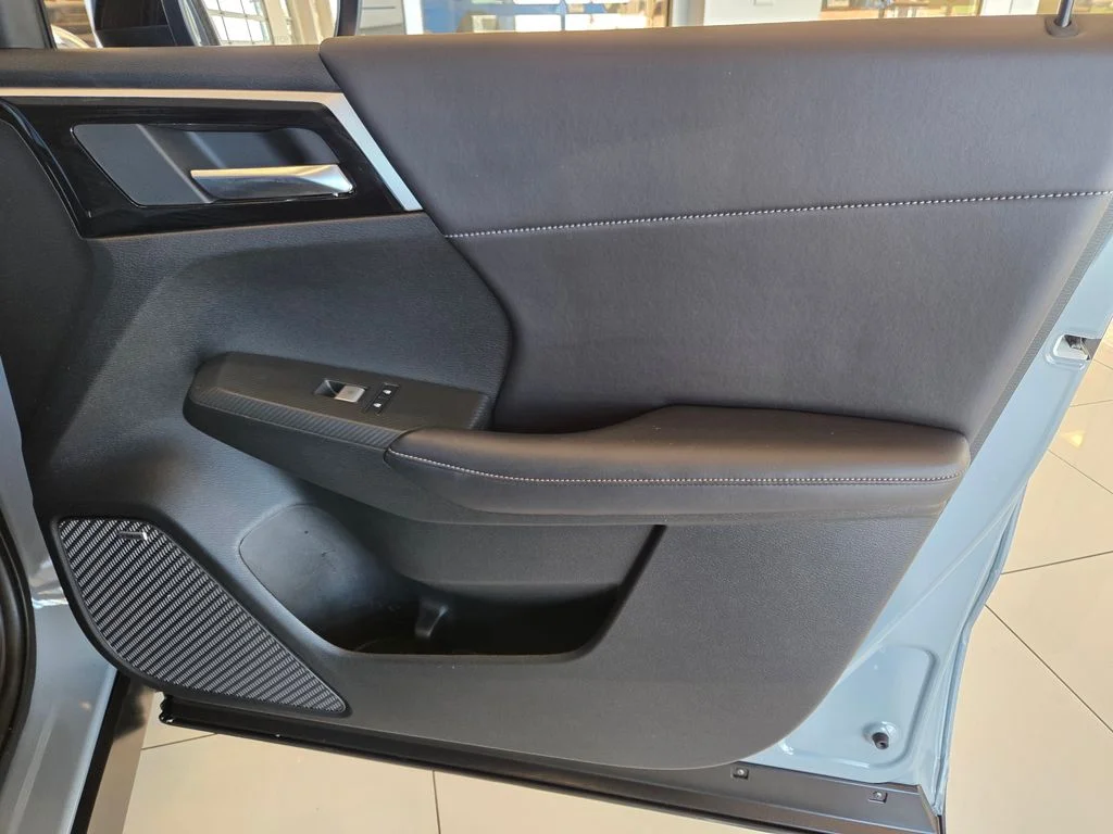 Used 2026 Moonstone Gray Metallic/Black Roof Mitsubishi LE image 25