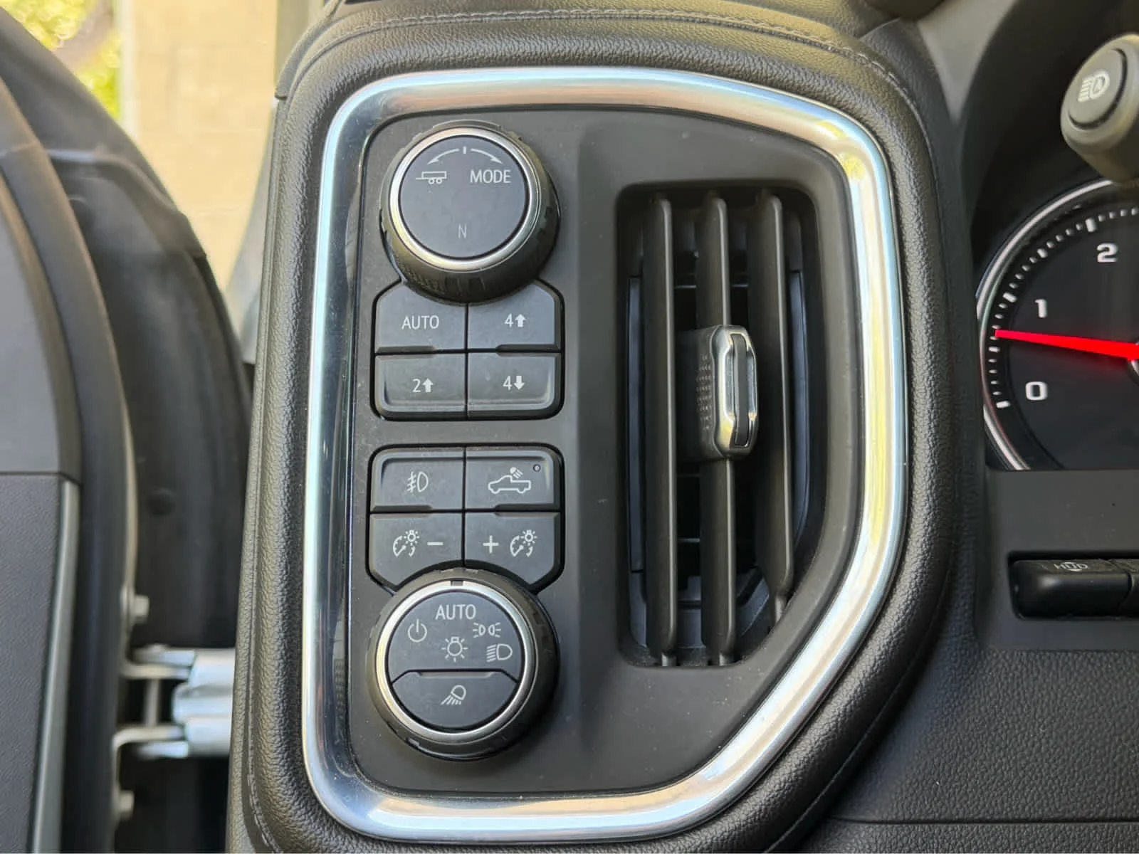 Used 2021 Silver Ice Metallic Chevrolet High Country image 23