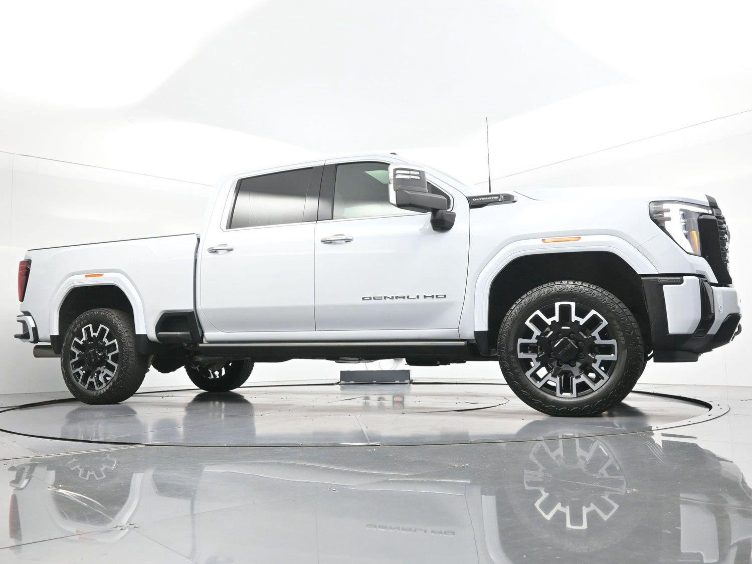 Used 2026 Glacier White Tricoat GMC Denali Ultimate image 48
