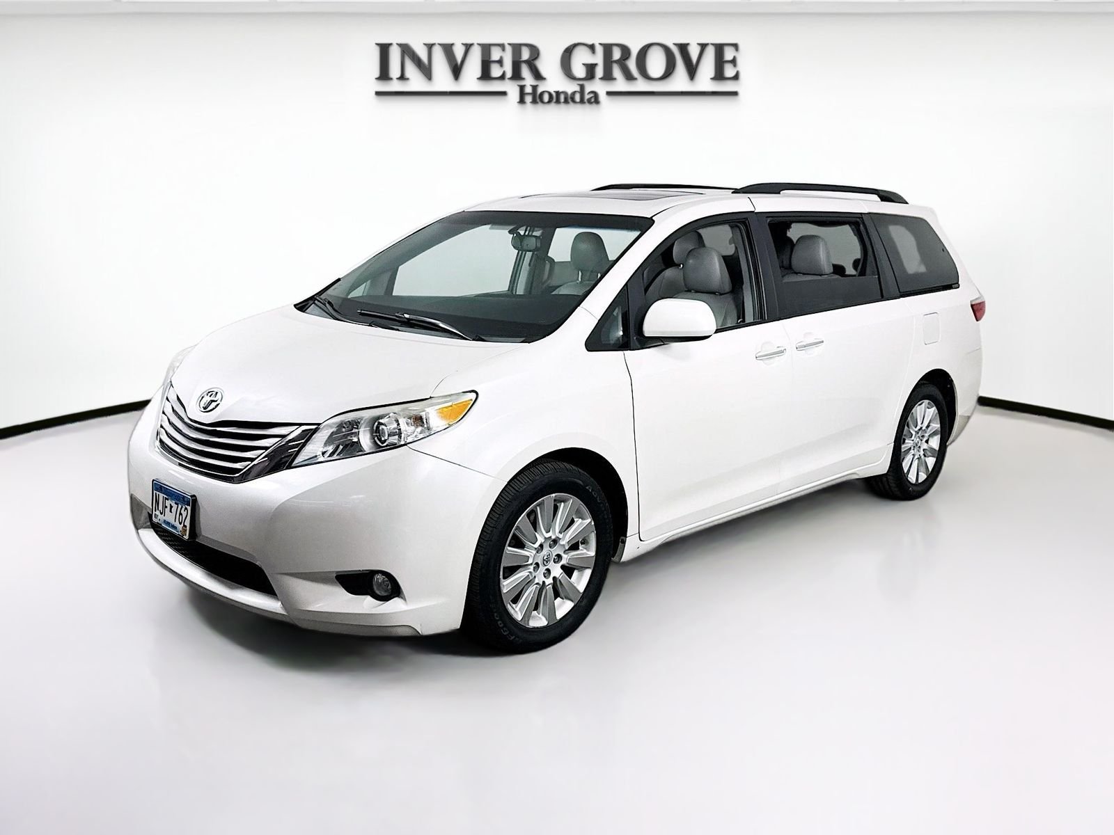 2015 Toyota Sienna XLE V6 AWD 7-Passenger's photo