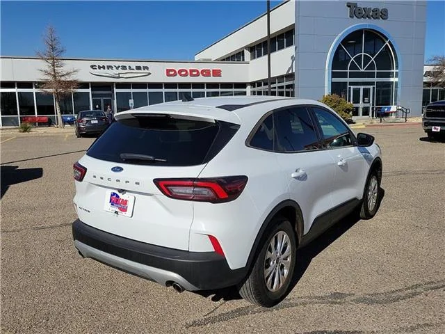 Used 2025 Oxford White Ford Active Front-Wheel Drive image 4