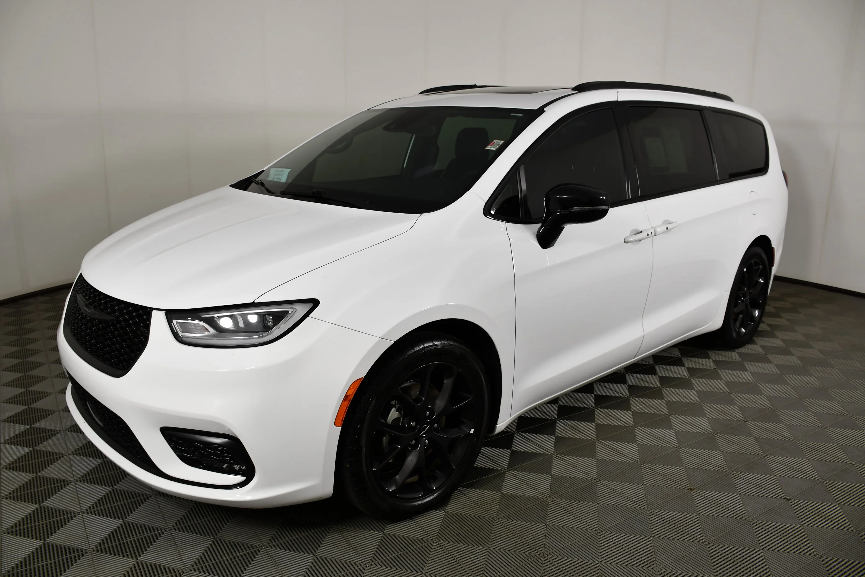 Used 2025 Bright White Clearcoat Chrysler Limited image 10