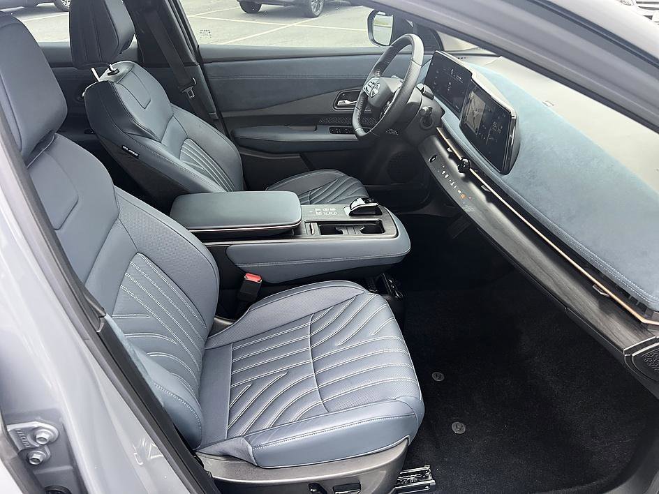 Used 2024 Boulder Gray Pearl/Black Diamond Pearl Nissan PLATINUM+ image 17