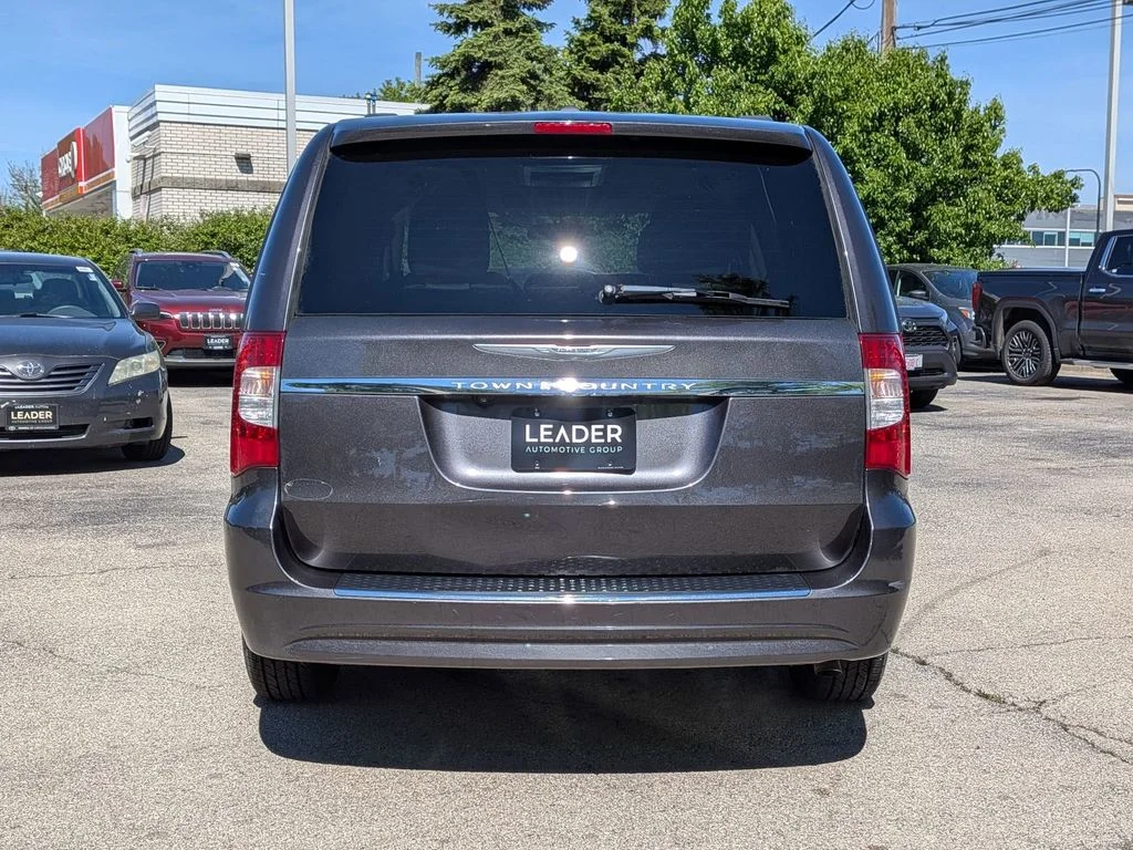 Used 2015 Gray Chrysler LX image 6