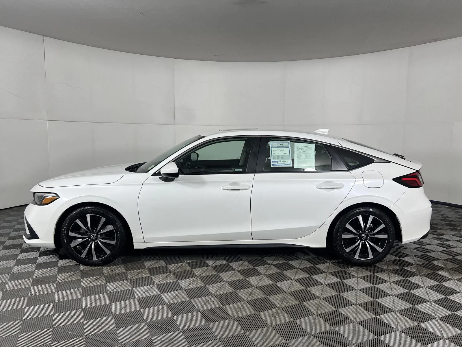 Used 2024 Platinum White Pearl Honda EX-L image 18
