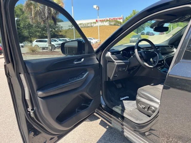 Used 2023 Black Jeep Altitude image 4