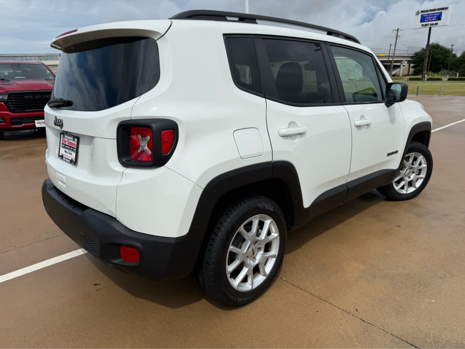 Certified Used 2023 Alpine White Clearcoat Jeep Latitude image 7