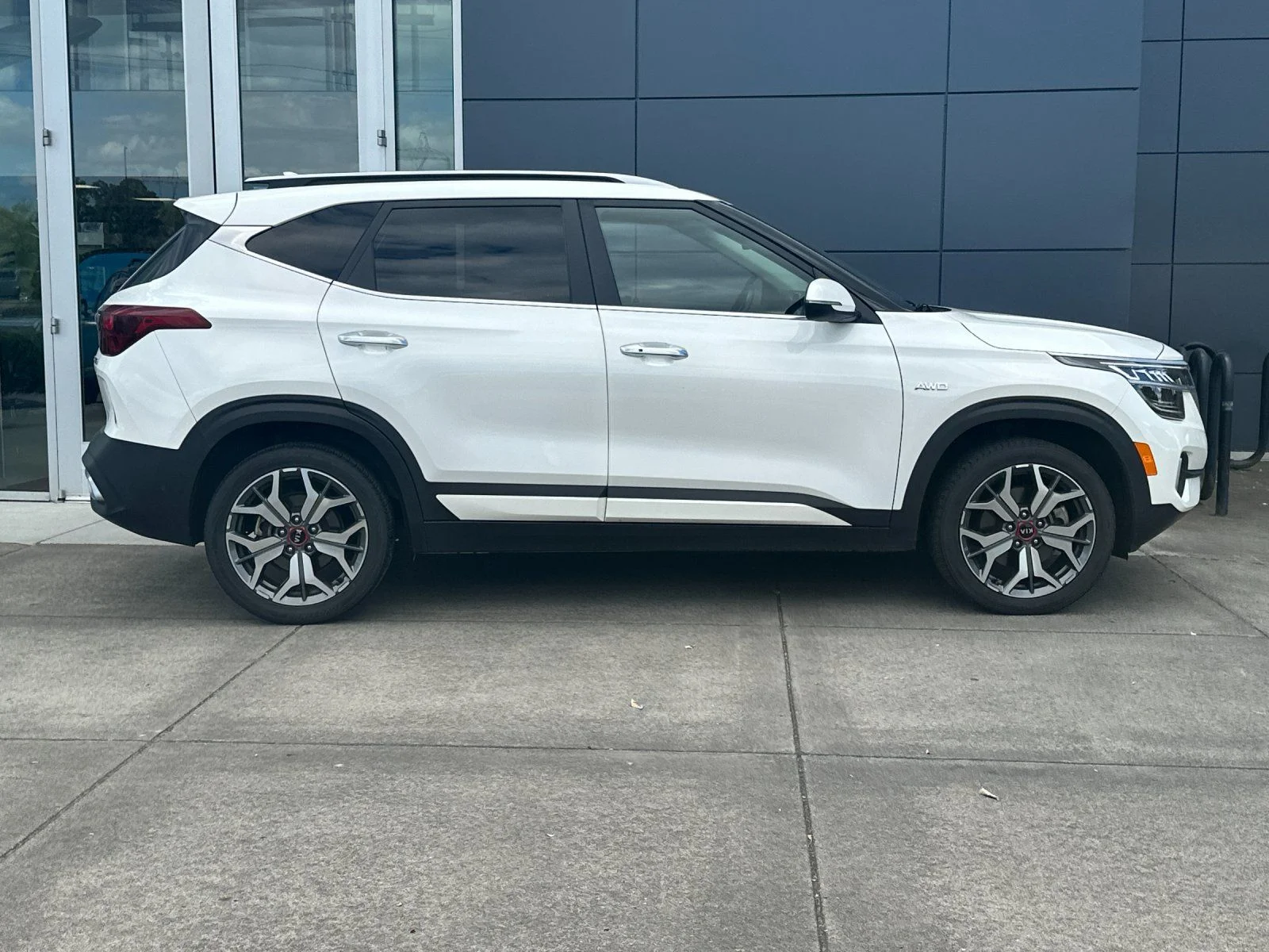Used 2021 Snow White Pearl Kia SX image 2