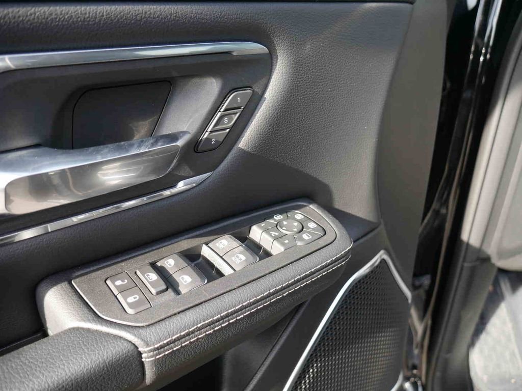 New 2026 Diamond Black Crystal Pearl-Coat Exterior Paint RAM LARAMIE image 29